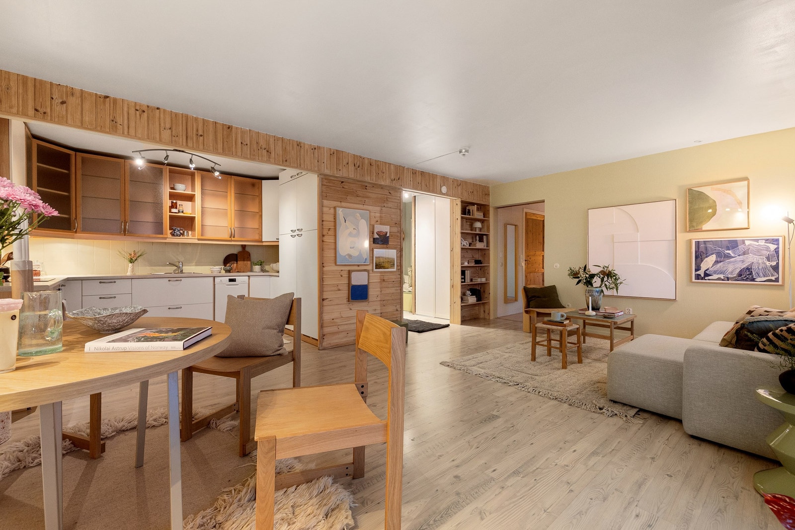 Videre inn i boligen møtes du av lyse, malte veggflater, balansert med en varm furuvegg som gir rommet karakter og en hyggelig kontrast. Galleribilde