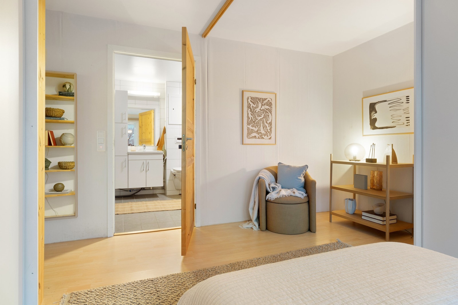 Soverommet har i tillegg direkte adkomst til baderommet - en praktisk løsning som gir ekstra komfort i hverdagen. Galleribilde