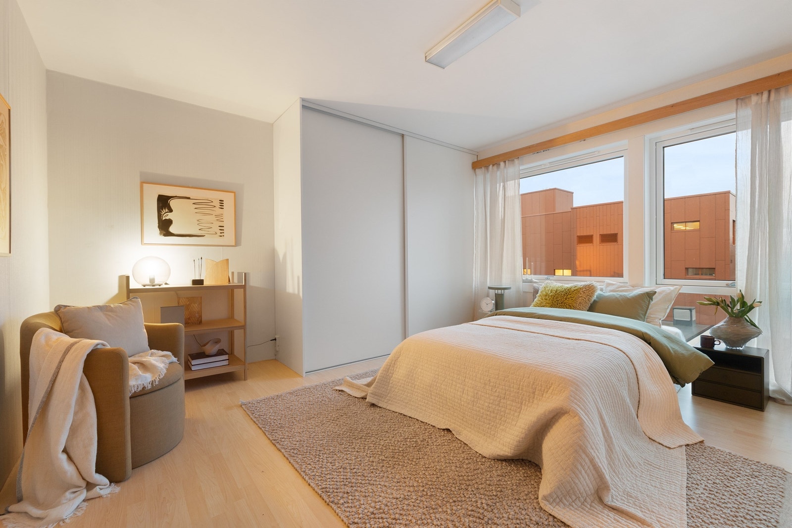 Et lyst og romslig soverom med store vindusflater som slipper inn rikelig med naturlig lys. Her er det god plass til stor dobbeltseng, nattbord, kontorpult og øvrig møblering etter ønske! Galleribilde