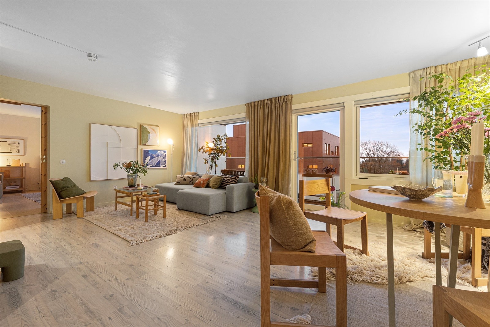 Stuen har en lun og innbydende atmosfære, med god plass til stor sofagruppe, spisebord og øvrig møblering. Galleribilde