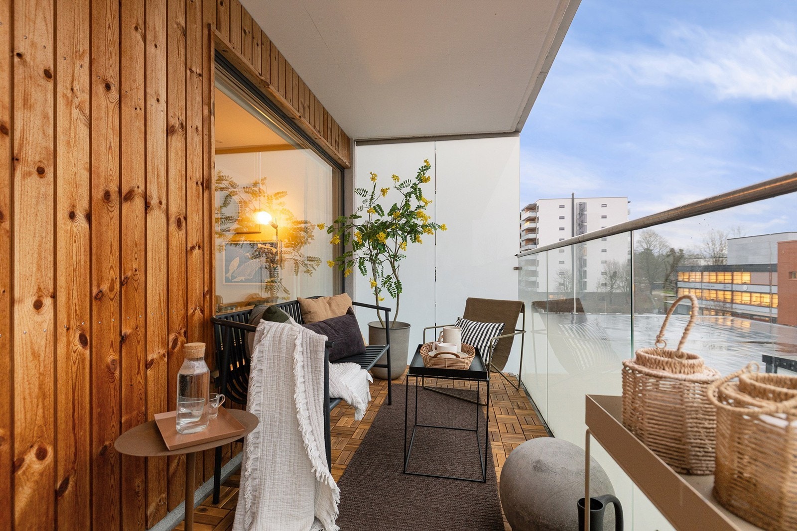 Balkongen er stilfull og romslig. Her er det god plass til både spisebord, annen dekorering og en hyggelig sittegruppe - perfekt for lange sommerdager og sosiale kvelder! Galleribilde