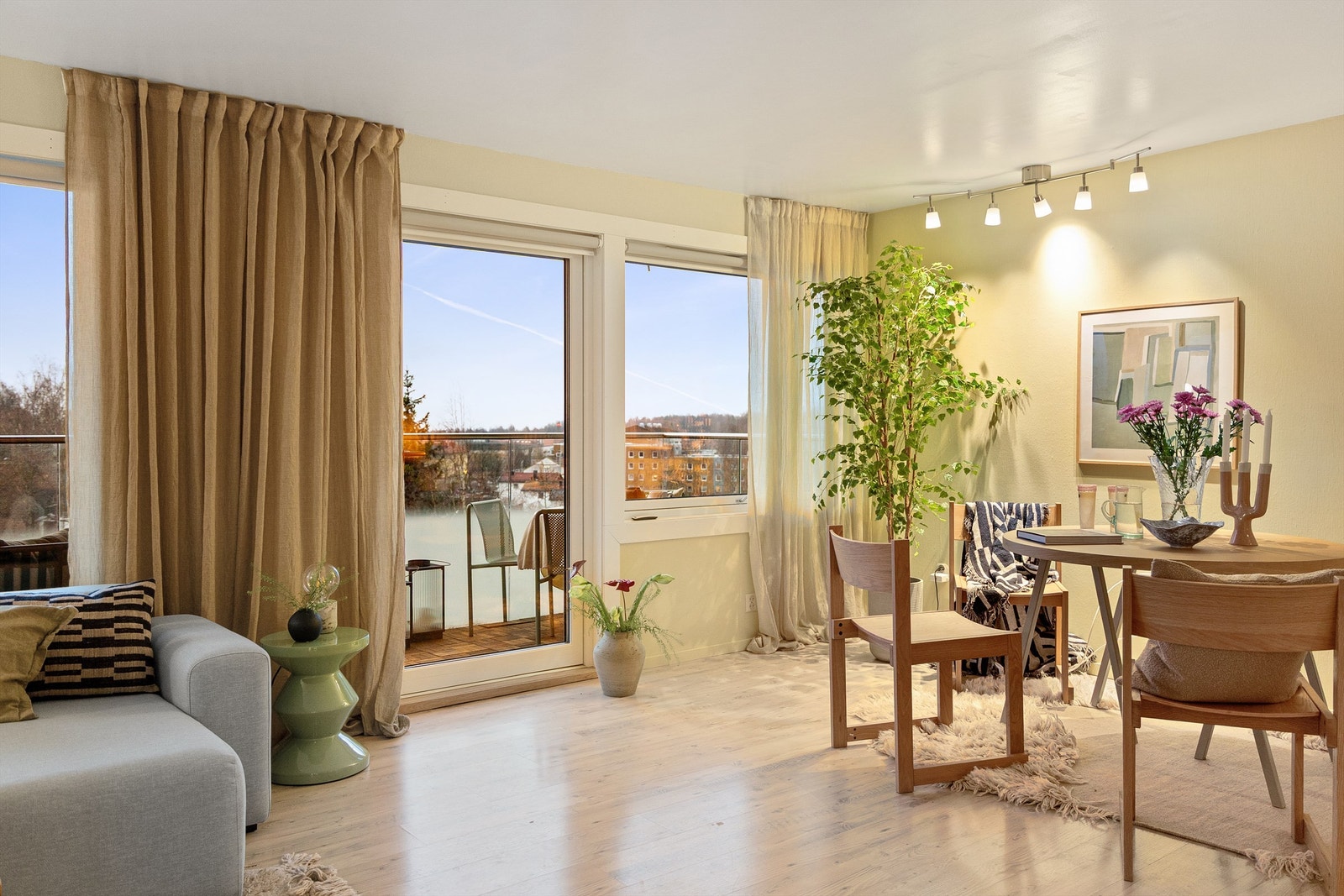 De store vindusflatene langs veggen slipper inn rikelig med dagslys og gir rommet en lys og behagelig følelse. Galleribilde