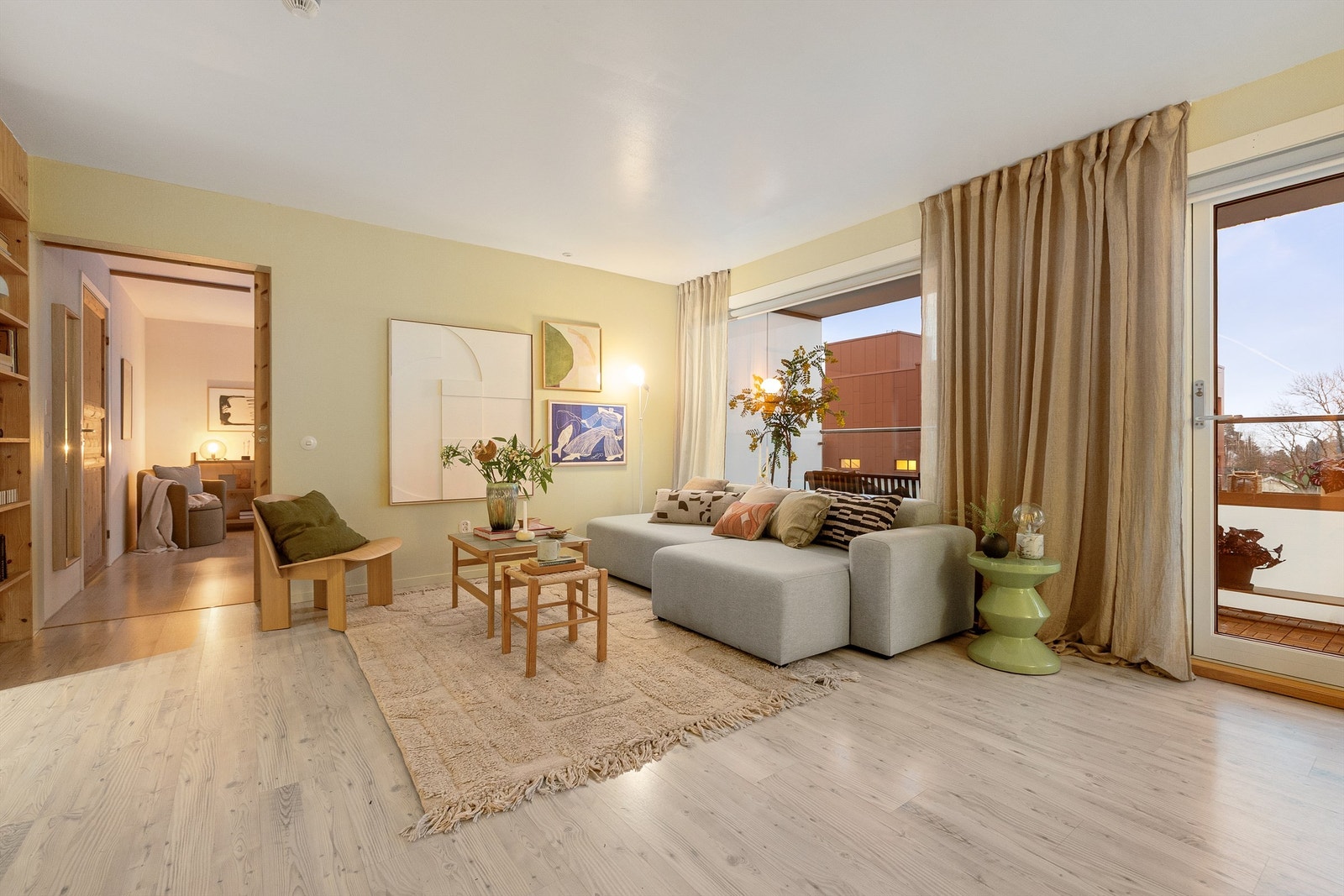 Fra stuen leder en bred skyvedør oss inn til soverommet og badet- la oss ta en titt! Galleribilde