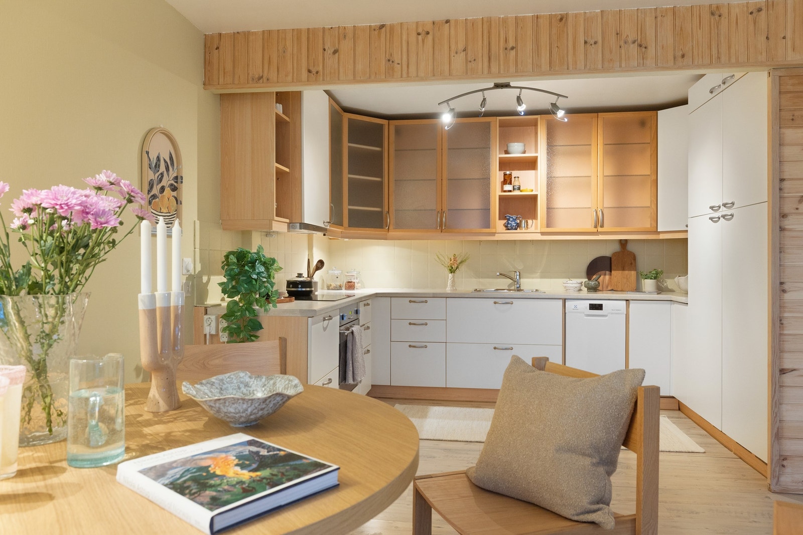 Kjøkkenet har god benkeplass og rikelig med skapplass, noe som gir svært gode oppbevaringsmuligheter - perfekt for deg som liker å lage mat og samtidig ha orden! Galleribilde