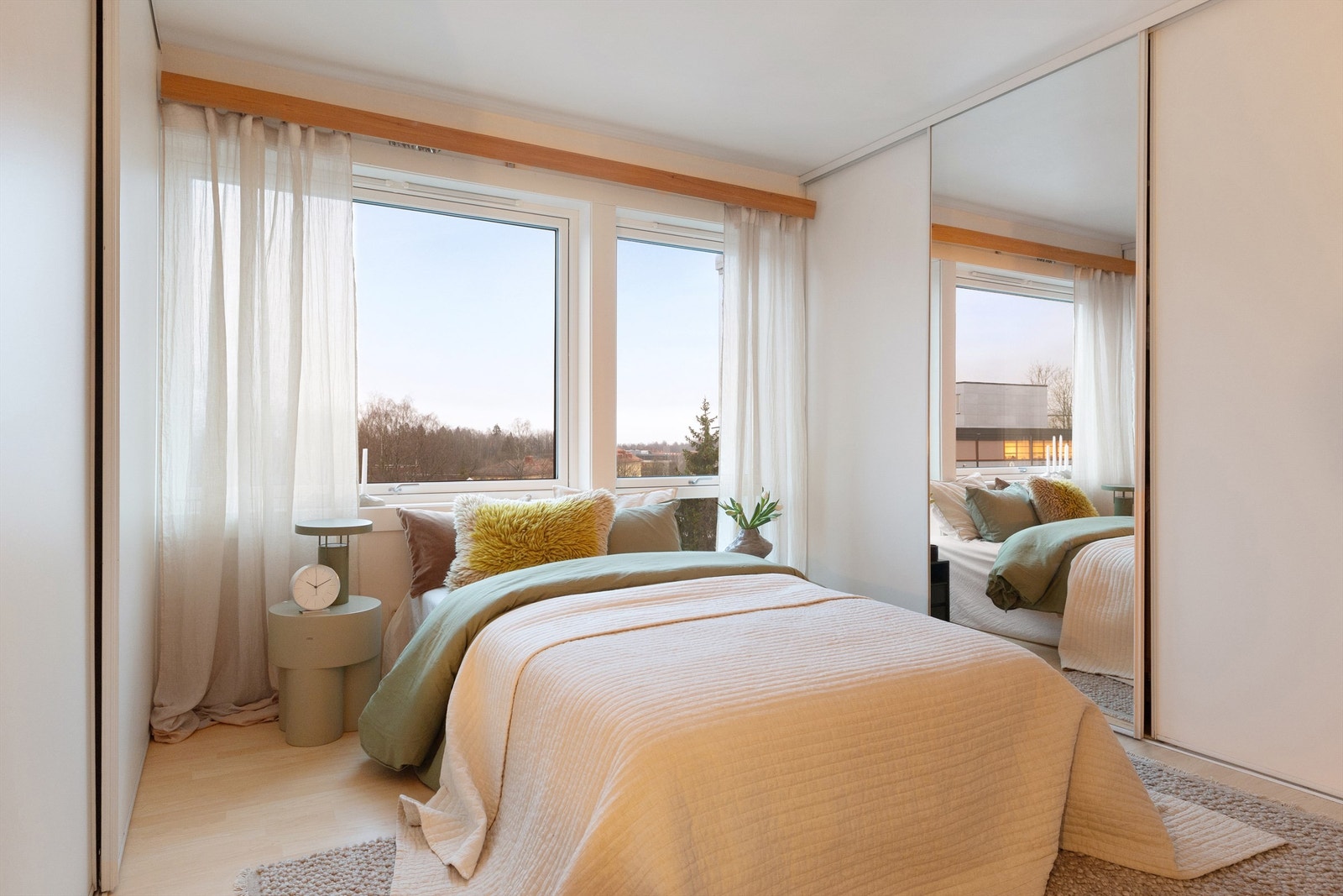 På hver side av soverommet finner du romslige skyvedørsgarderober som gir svært gode oppbevaringsmuligheter. Galleribilde