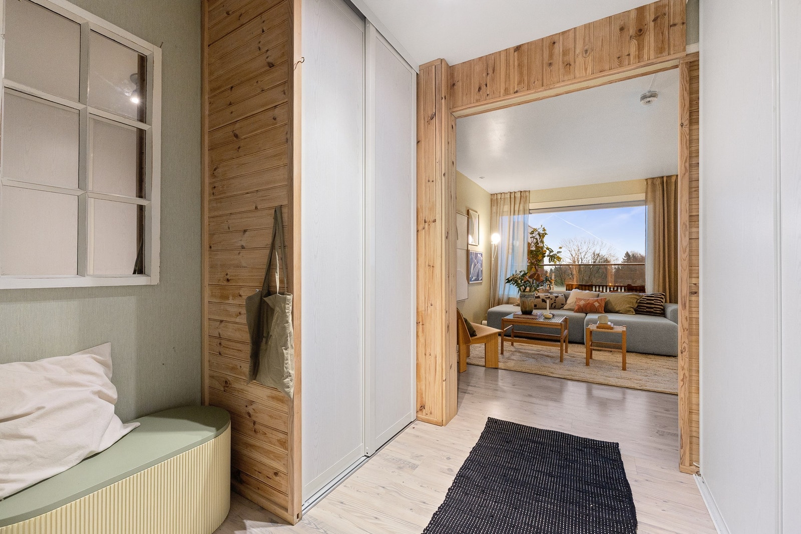 Skyvedørsgarderober på begge sider gir effektiv oppbevaring, samtidig som det er plass til en sittekrok eller annen innredning. Galleribilde