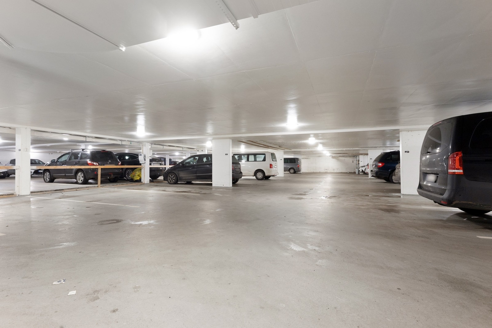 Leiligheten har bruksrett til èn garasjeplass i felles garasjeanlegg. Det er infrastruktur for el-bil lading i anlegget. Galleribilde