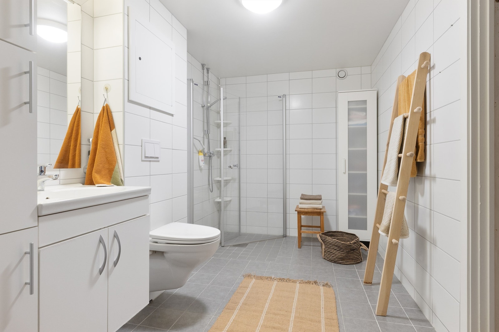 Badet ble oppført i 2018 og fremstår lyst og stilrent. Her finner du lyse fliser på veggene og grå fliser på gulvet som gir et elegant uttrykk. Galleribilde