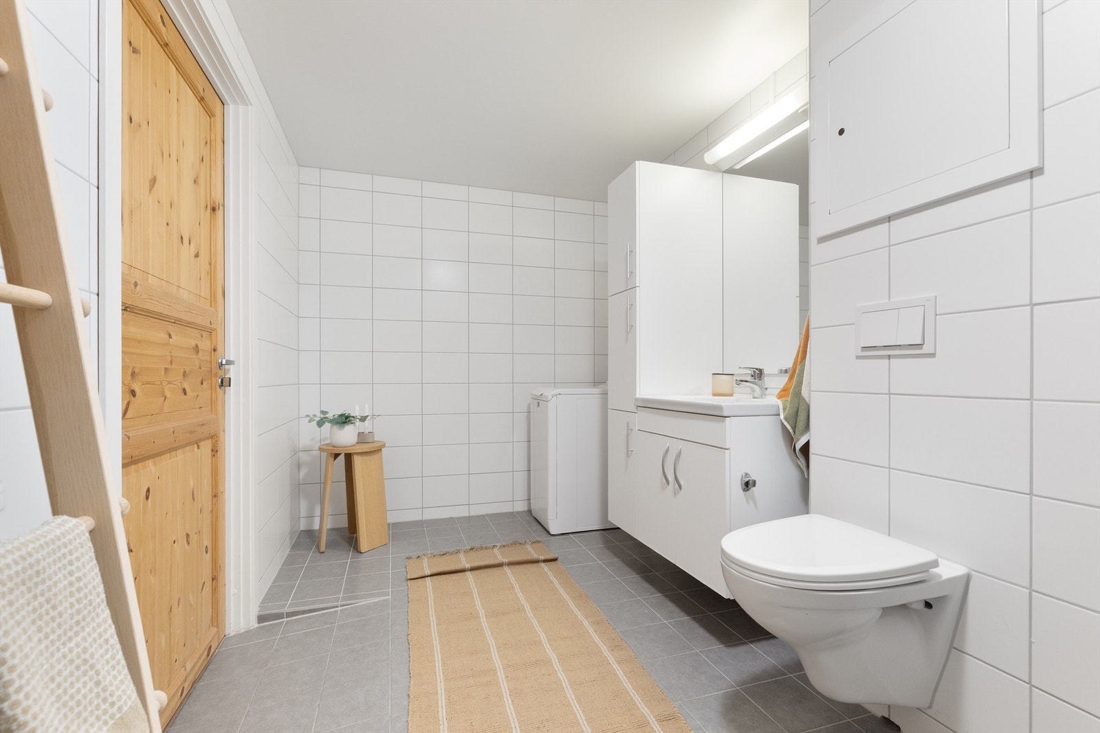 Innredningen består av vegghengt toalett, servant med underskap og høyskap for god oppbevaring, samt en praktisk dusjløsning som utnytter plassen effektivt. Galleribilde