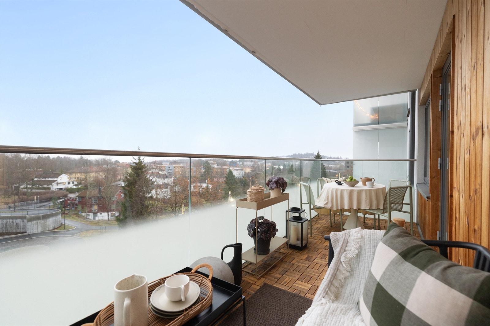 Fasade og balkong er oppgradert i 2021, med delvis frostet glass som gir en perfekt balanse mellom utsikt mot nærområdet, stilrent uttrykk og privatliv. Galleribilde