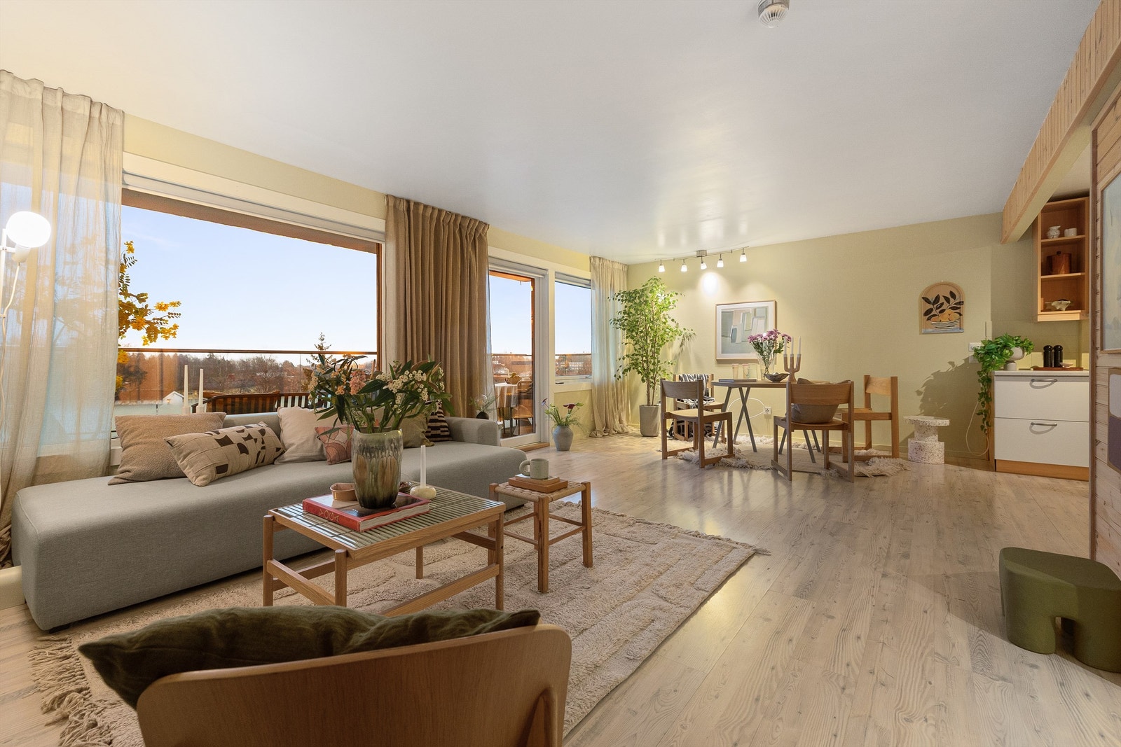 Planløsningen er både praktisk og sosial, med kjøkken og stue i åpen løsning som skaper en luftig og innbydende atmosfære. Galleribilde