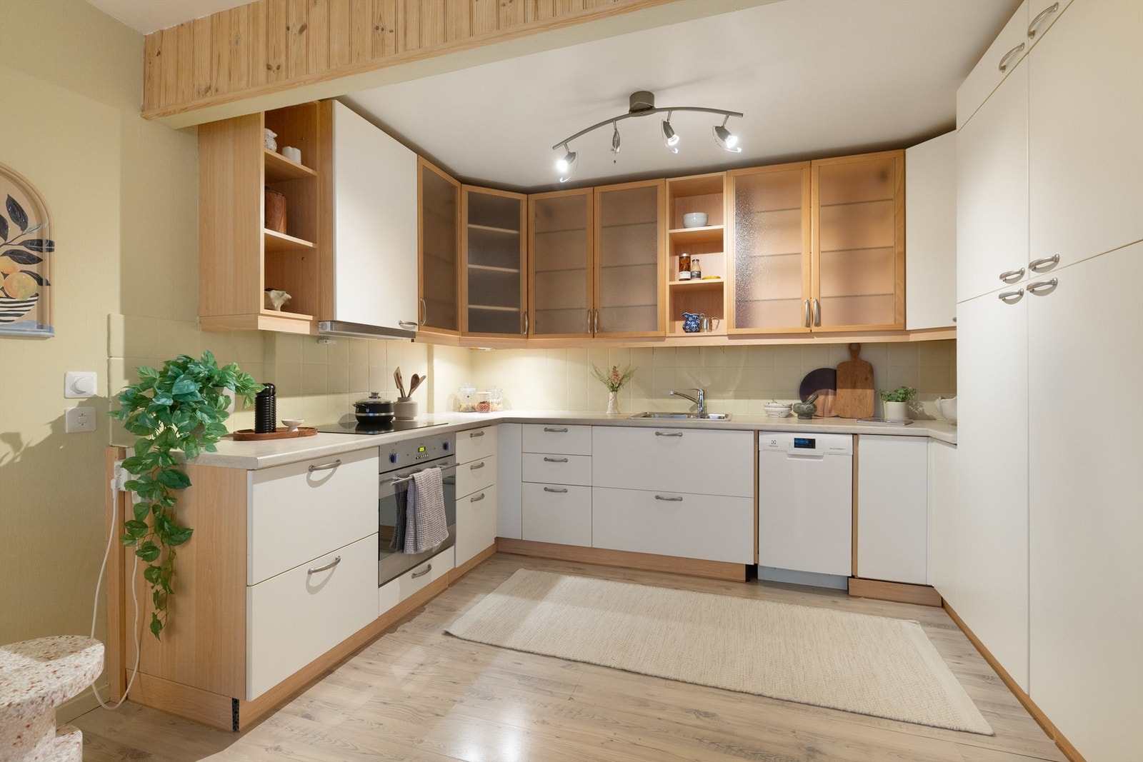 Det romslige kjøkkenet gir god plass til å bevege seg, og her kan du lage de herligste retter. Planløsningen gjør kjøkkenet praktisk både ved servering og sosiale sammenkomster. Galleribilde