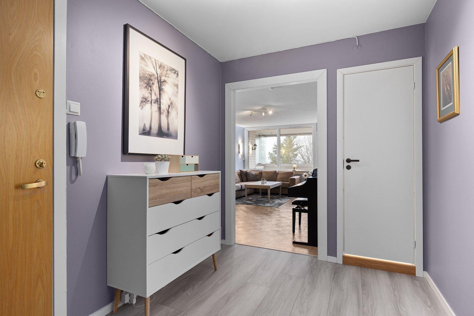 Fra den romslige gangen er det tilgang til baderom, stue, en innvendig bod og soverom. Galleribilde