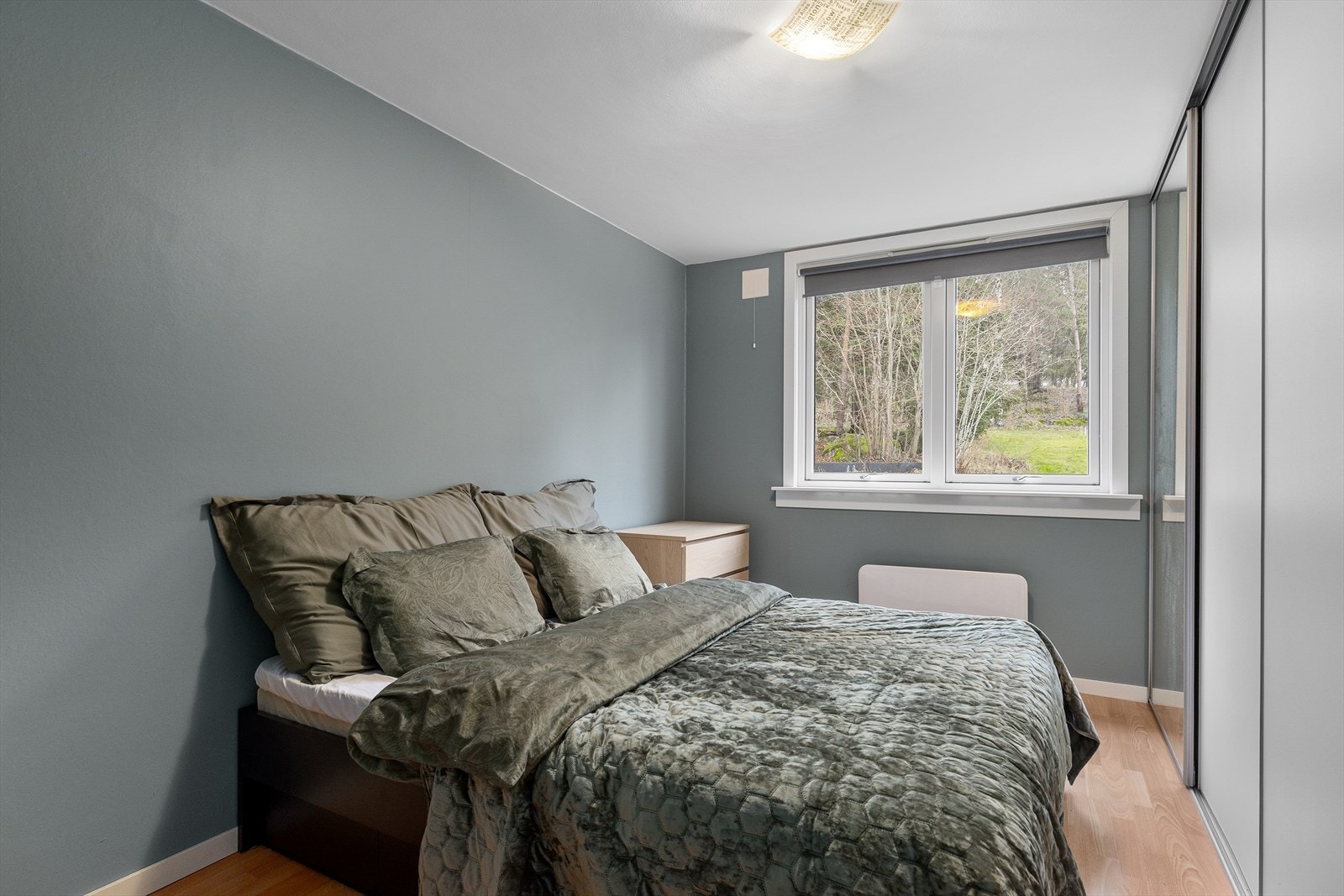 Fra gangen er det også tilgang til et stort soverom med god plass til dobbeltseng, nattbord m.m. Galleribilde