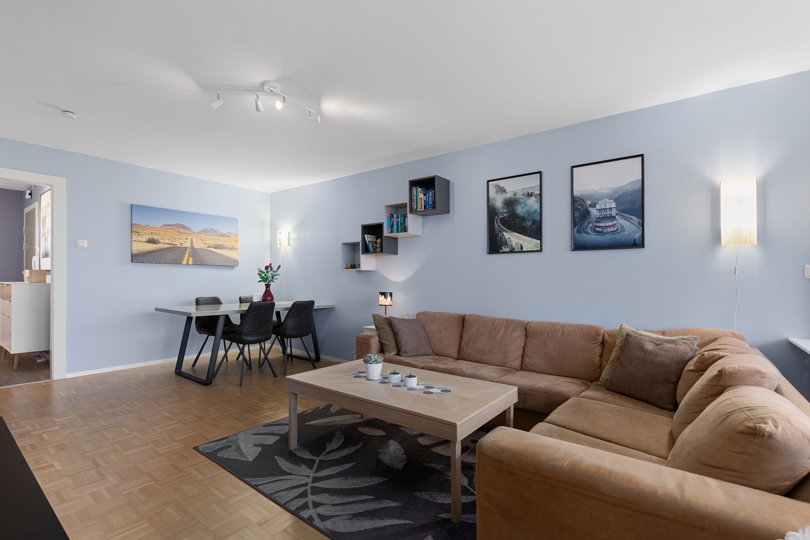 Den store spisestueplassen gjør stuen perfekt for den som vil invitere venner og familie til selskap. Galleribilde