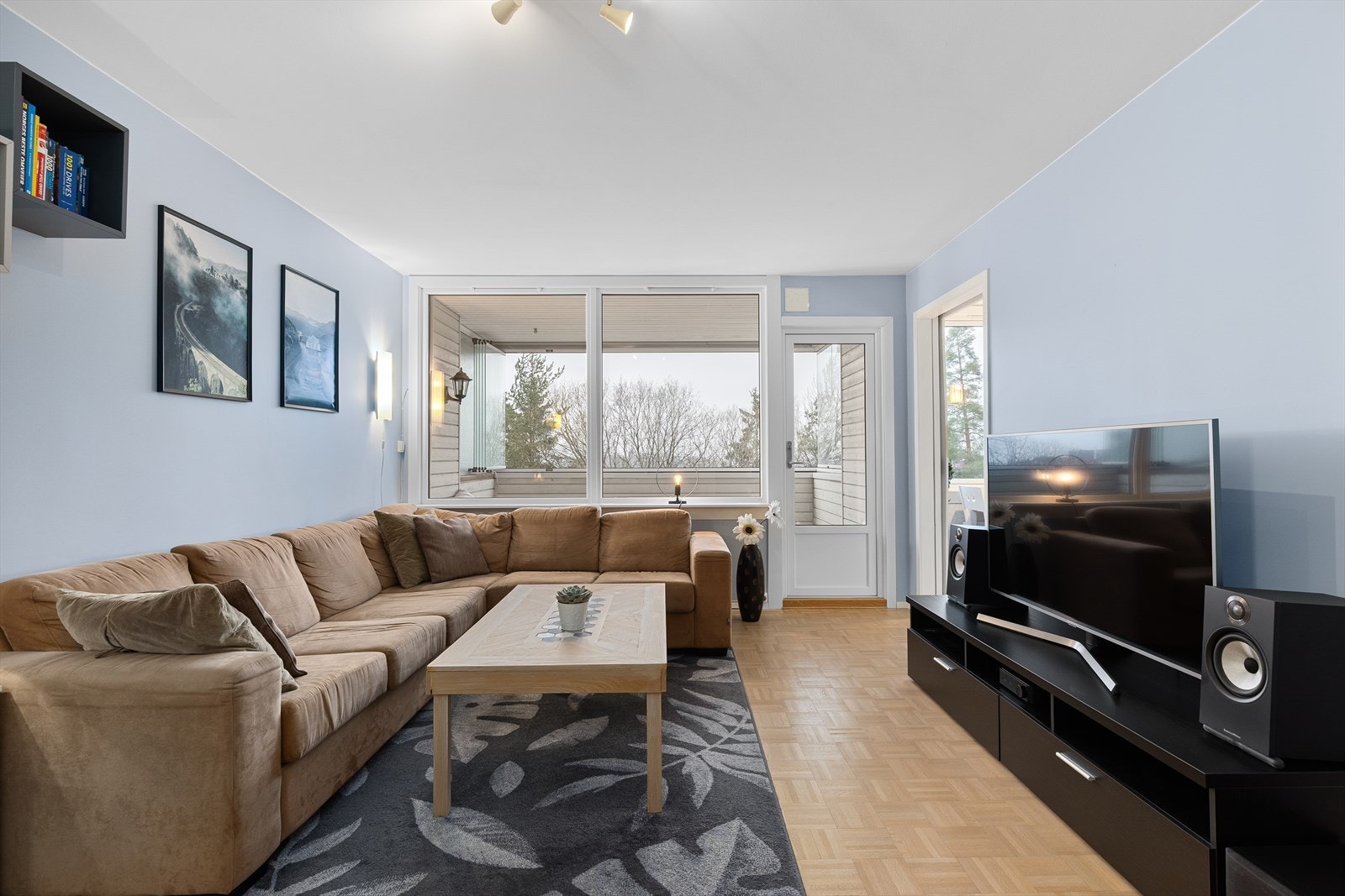 Leiligheten har en stor og flott stue med god plass til sofagruppe med underholdningsdel, samt en god spisestueplass. Galleribilde