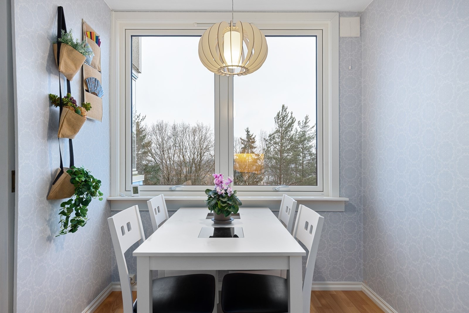 Fra kjøkkenet er det også flott utsikt over nærområde og mot byen. Galleribilde