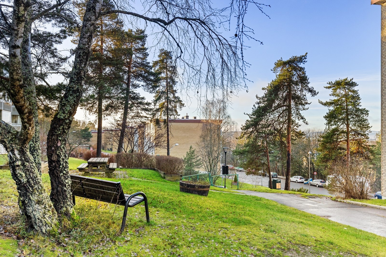 Det er store friarealer med sittegrupper og lekeplasser. Galleribilde