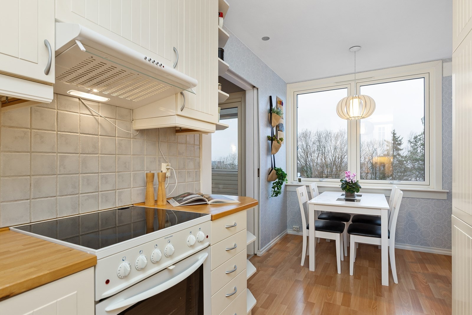 Kjøkkenet har en fin spiseplass til frokost og hverdagsmiddagene. Galleribilde