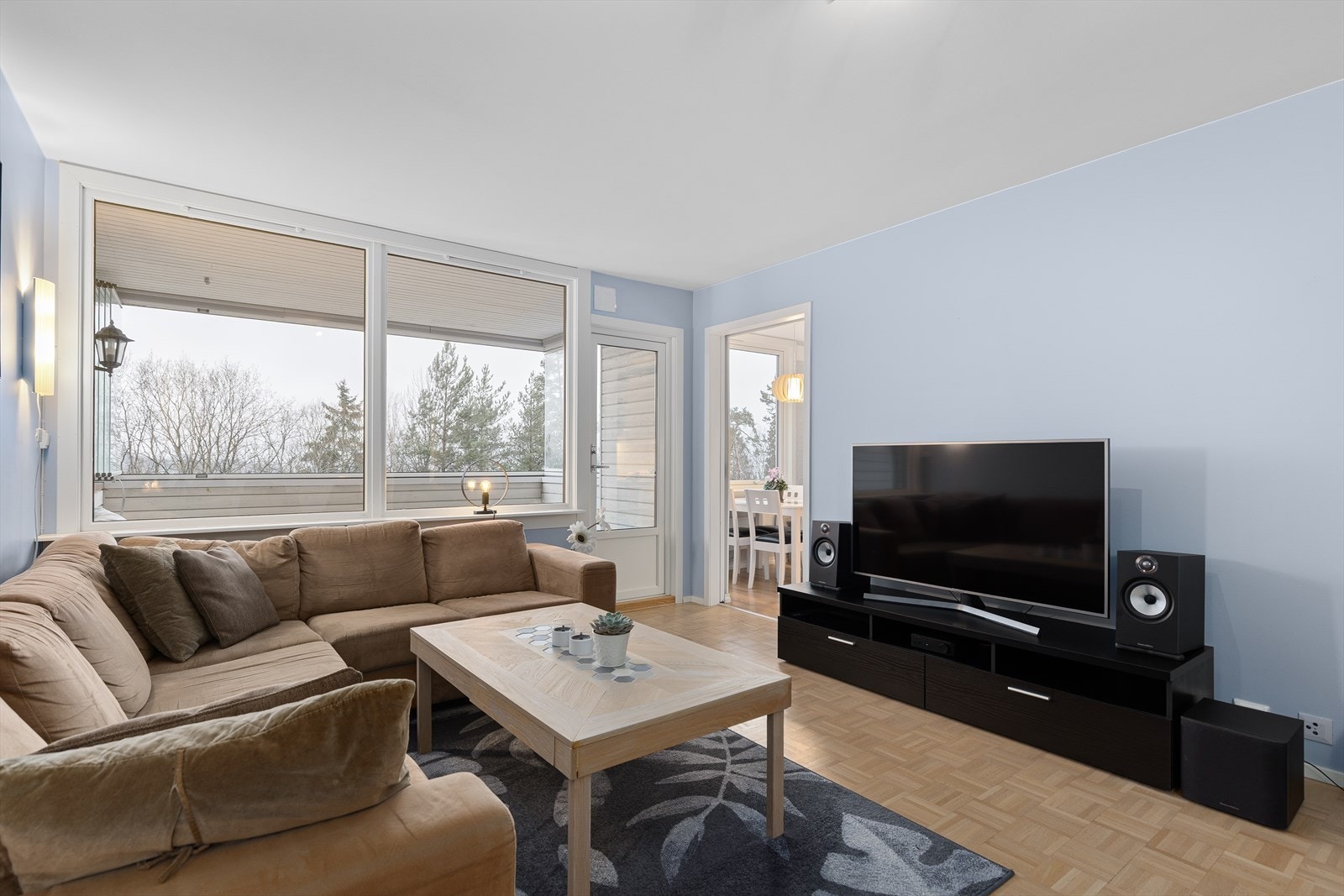 Stuen har godt lysinnslipp fra de store nye vinduene og balkongdør (2022). Galleribilde