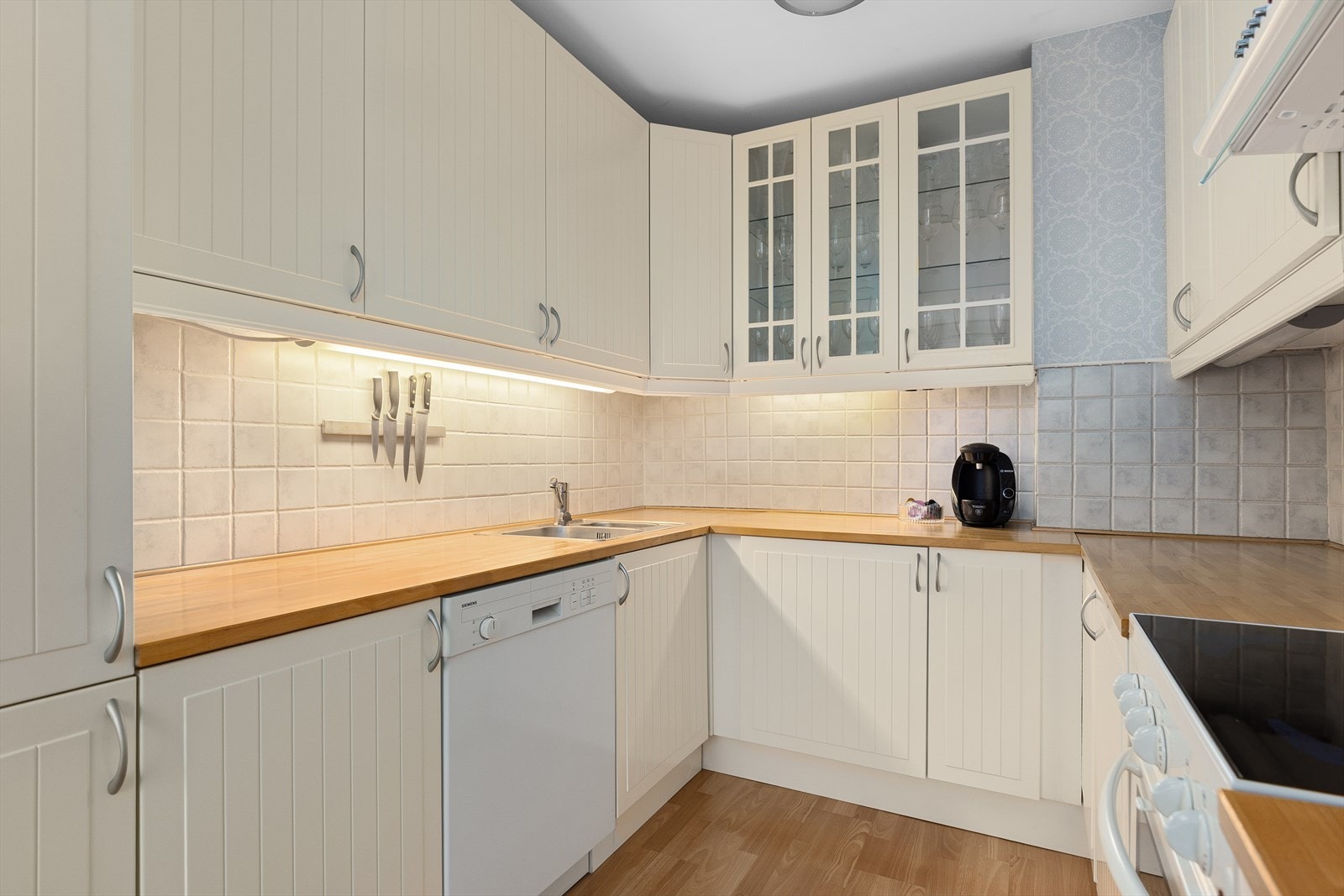 Leiligheten har et praktisk kjøkken med IKEA innredning med profilerte fronter. Galleribilde