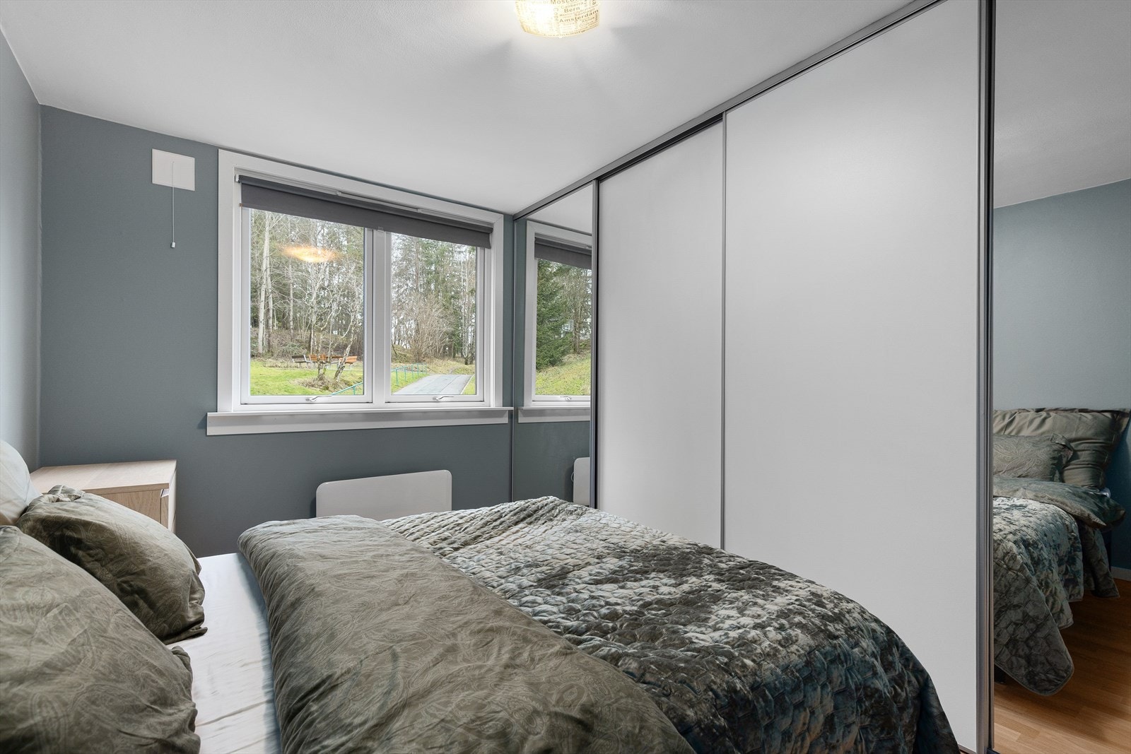 Soverommet har en stor skyvedørsgarderobe Galleribilde