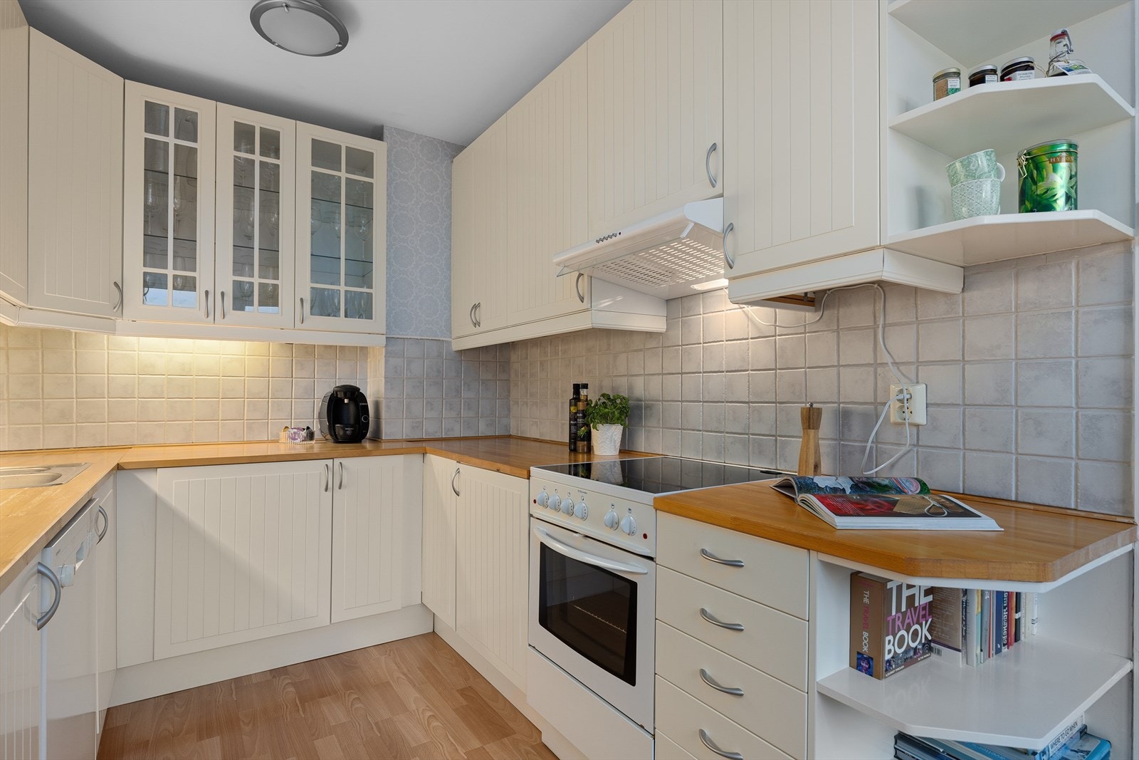 Det er godt med både skapplass og benkplass. Det er opplegg til oppvaskmaskin. Galleribilde