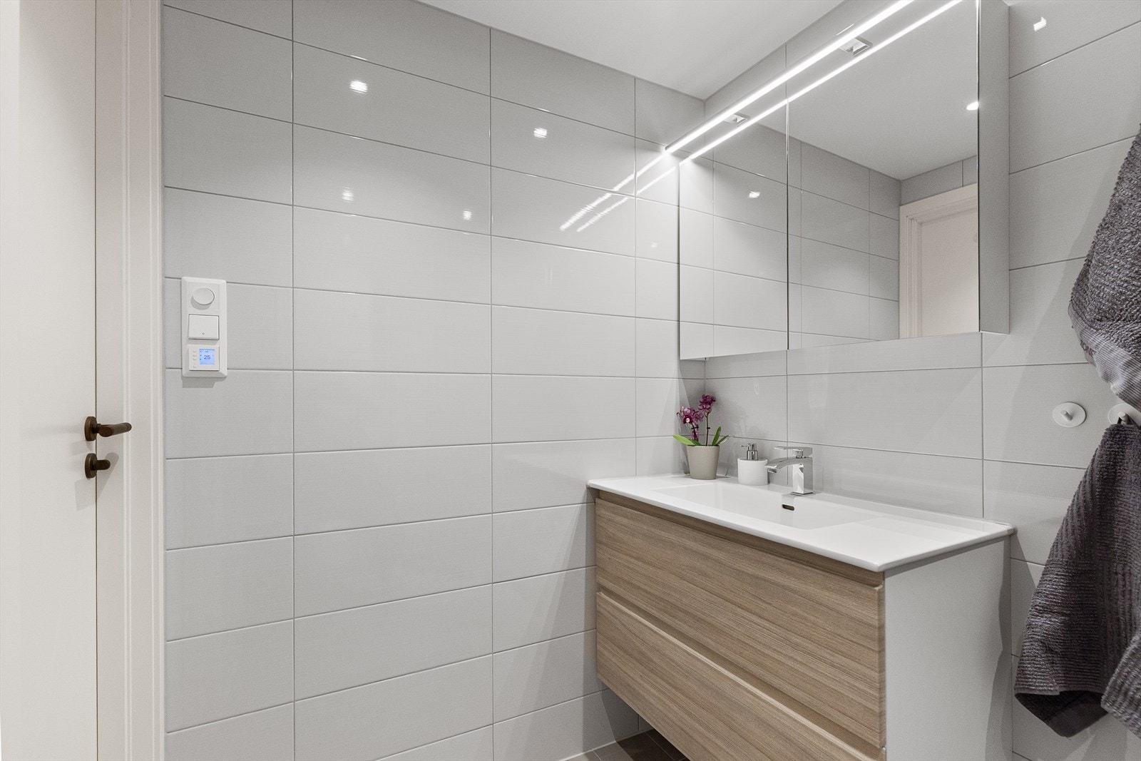 Det er stor flott servant med underskap og speilskap med belysning. Det er varme i gulv. Galleribilde