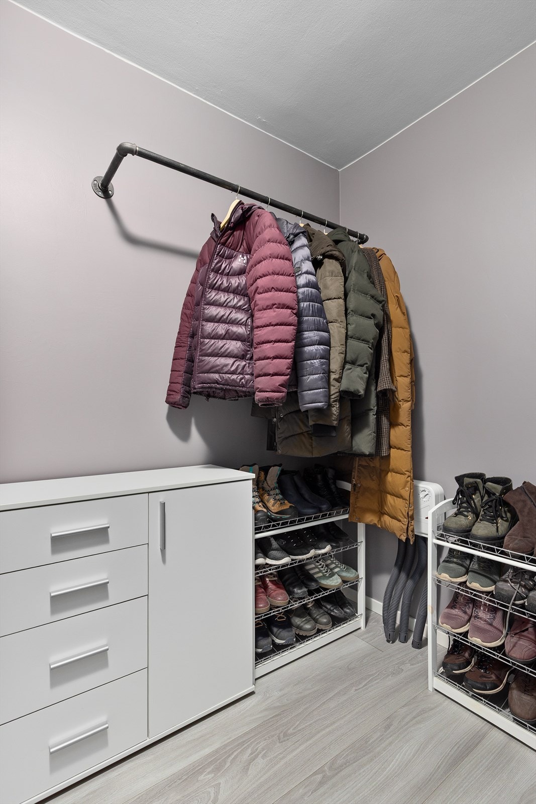 Leiligheten har en stor innvendig bod med garderobefunksjon Galleribilde