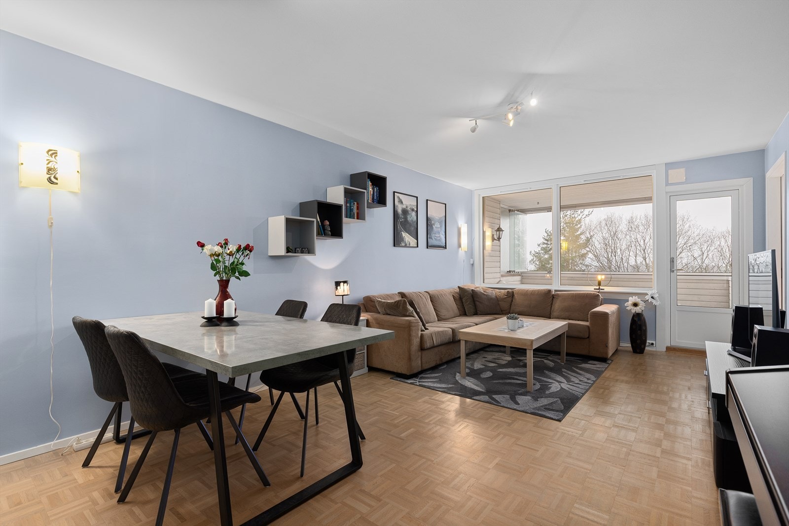 Stuen har pene oppussede flater med parkett på gulv, malte flater på vegger og malt himling. Galleribilde