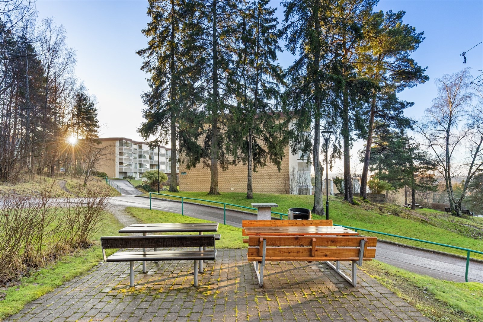 Borettslaget har sittegrupper med grillmulighet. Galleribilde