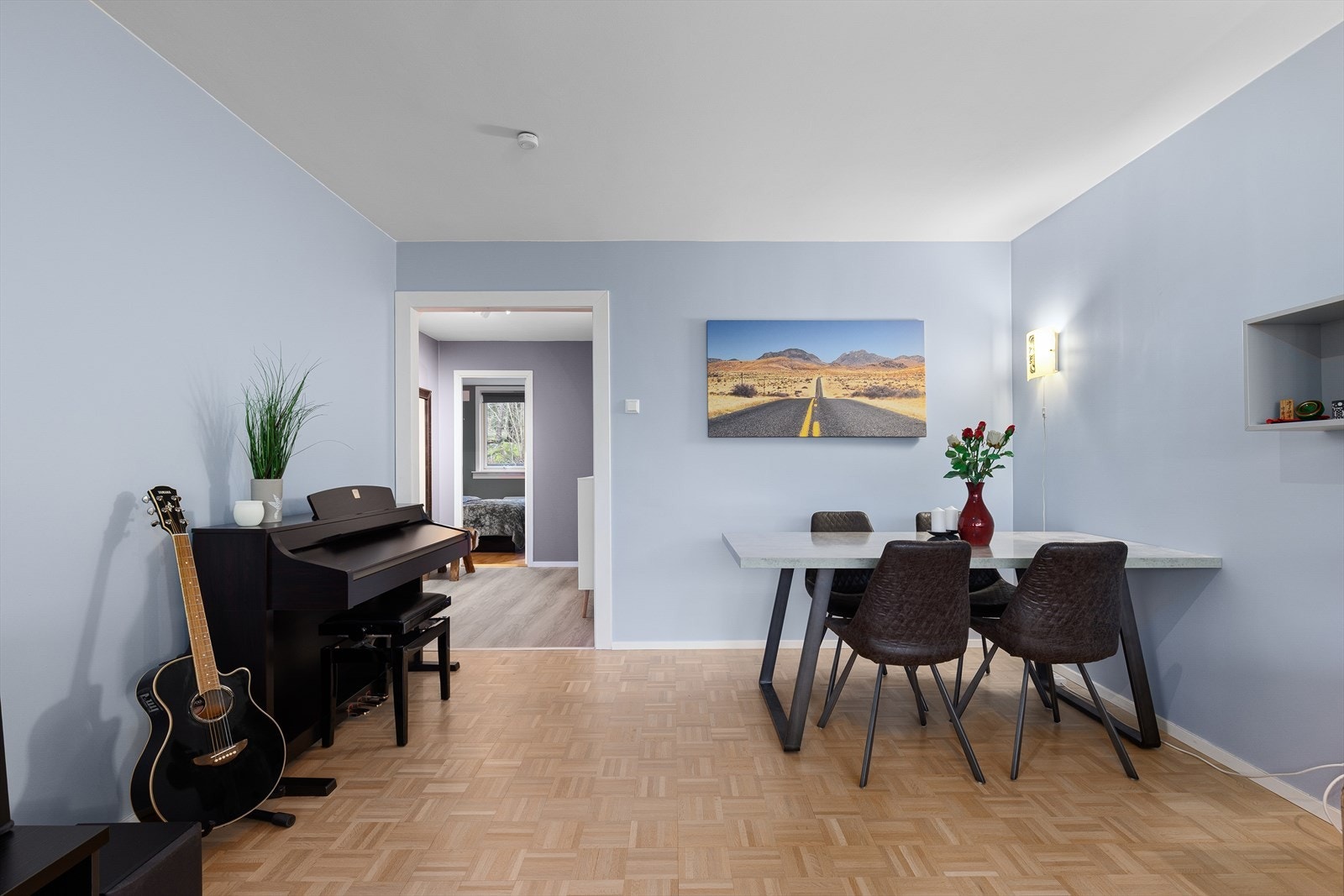 Fra stuen er det delvis åpnet opp mot gang for å få et mer luftig uttrykk i leiligheten. Det er mulighet for peis (pipeløp i stue). Galleribilde