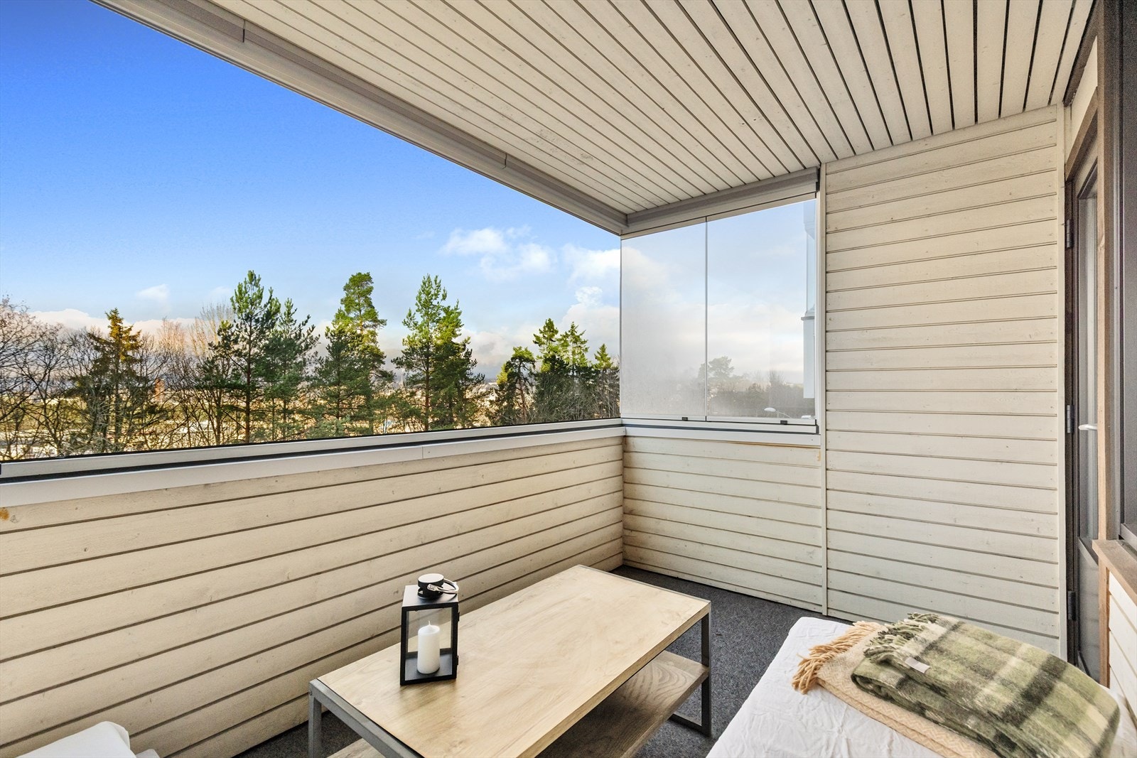 Innglassing gjør balkongen om til et ekstra oppholdsrom på litt kjølige sommerkvelder eller tidlig vår og høst. Galleribilde