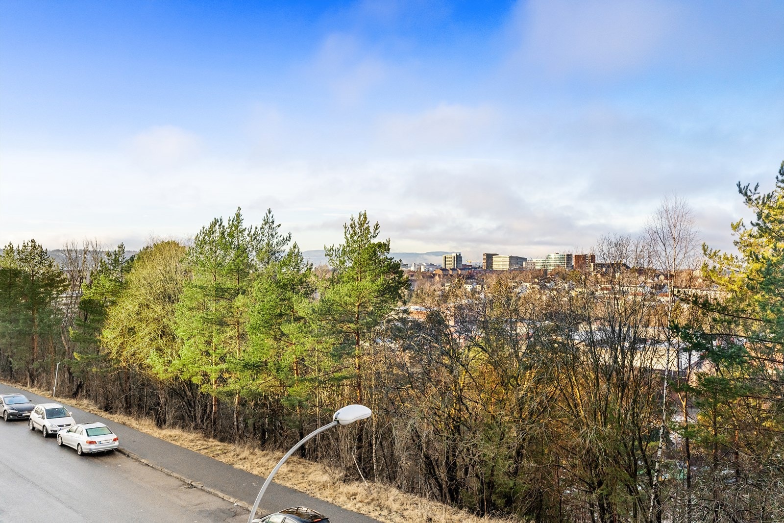 Fra balkongen har du flott utsikt mot byen og med et lite fjordgløtt. Galleribilde