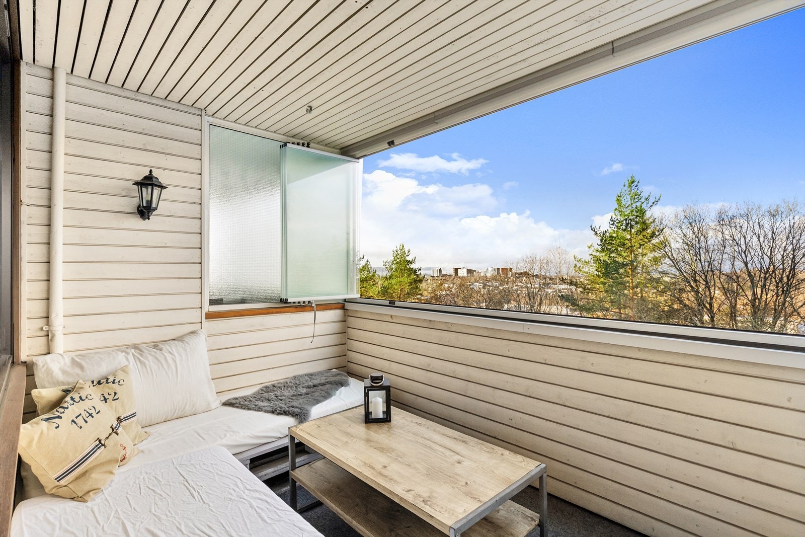 Fra stuen er det utgang til en stor innglasset balkong på 7,8 m² med flott kveldsol og utsikt. Galleribilde