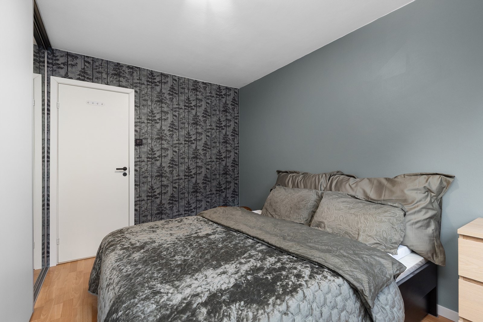 Det er laminatgulv, malte flater på vegger i tillegg til en kontrastvegg med tapet. Himling er malt. Innvendige dører i leiligheten er nye i 2020. Galleribilde