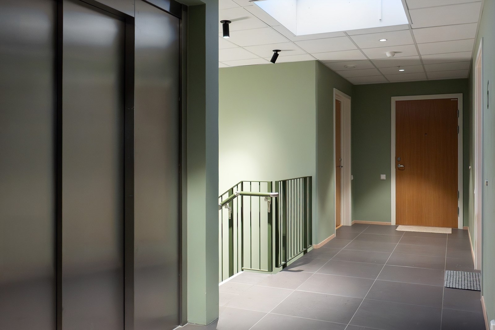 Adkomst via heis eller trapp. Heisen går ned til garasjekjeller. Galleribilde