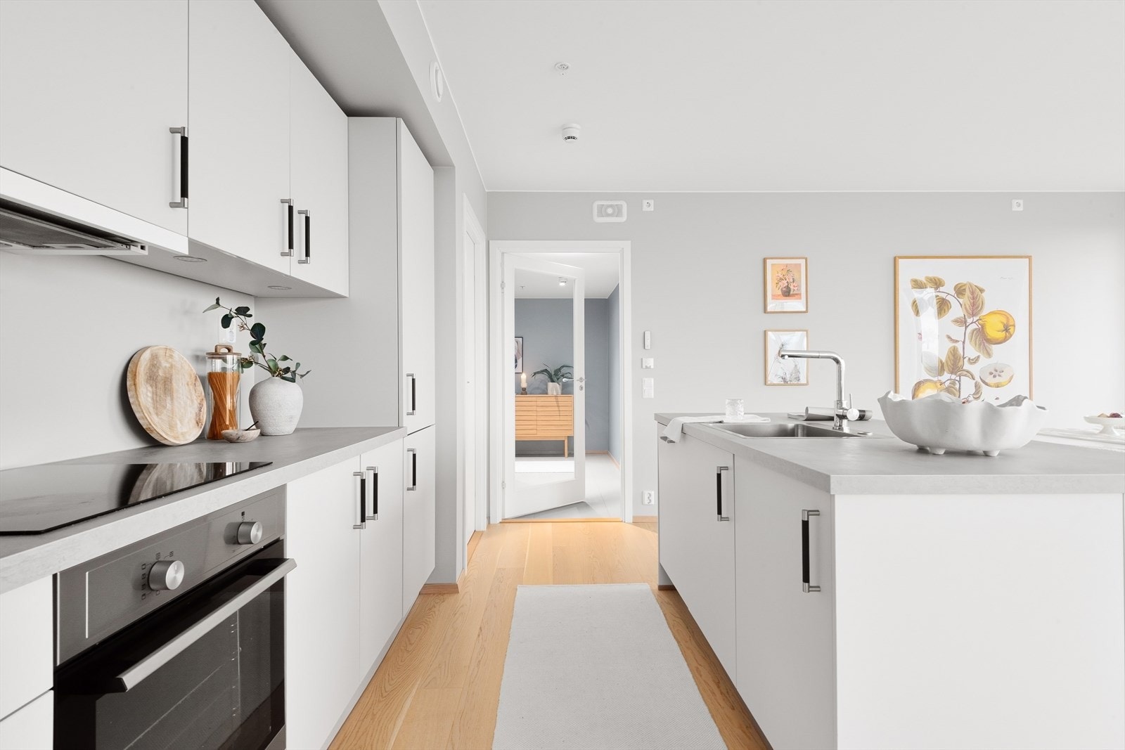 En praktisk kjøkkenøy med gode benkeflater Galleribilde