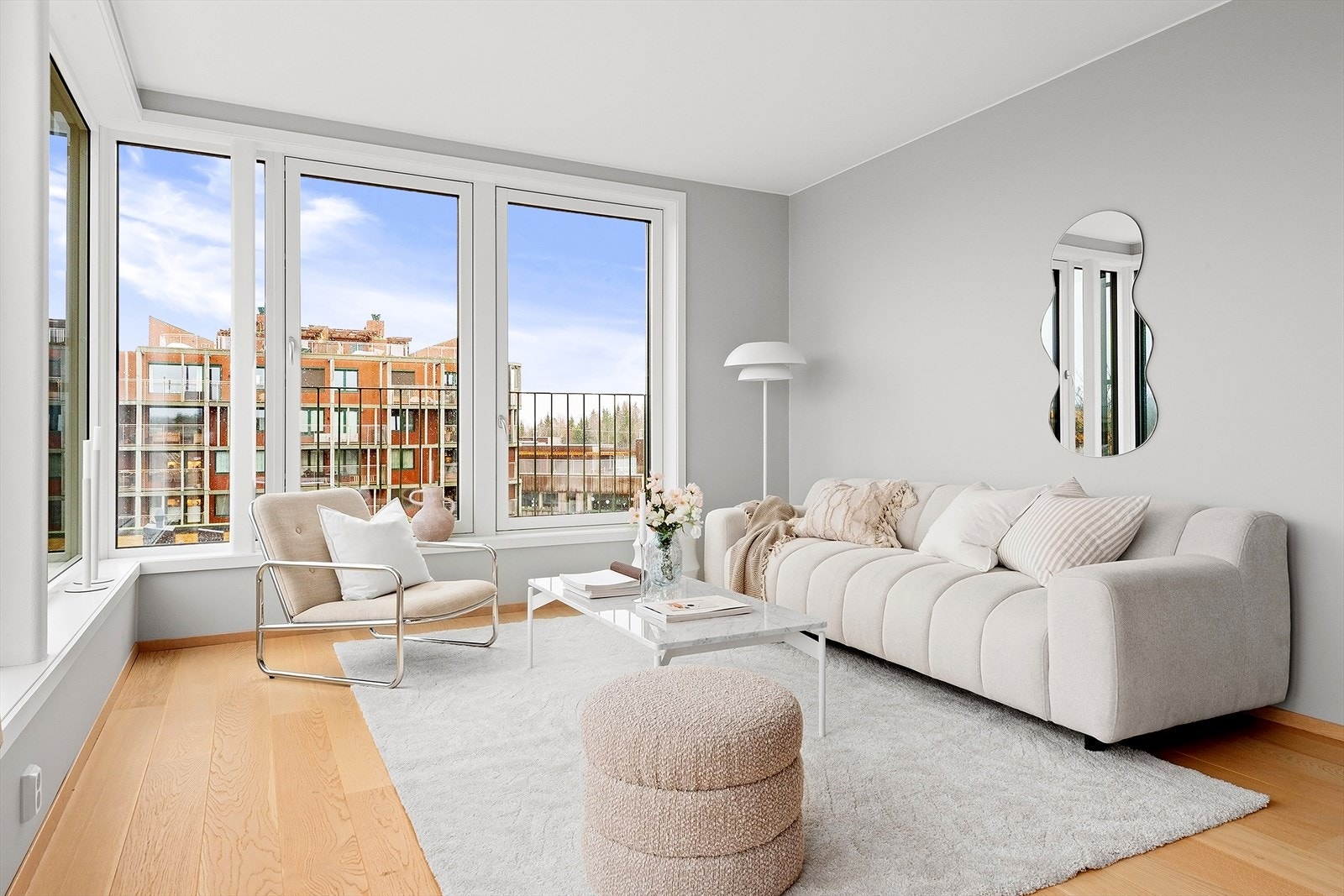 Store vindusflater sørger for rikelig med naturlig lysinnslipp. Galleribilde