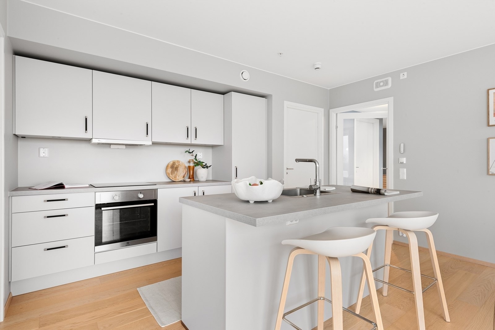 Kjøkkenet har glatte fronter, laminat benkeplate og integrerte hvitevarer, inkludert kjøl/frys, oppvaskmaskin, stekeovn og induksjonstopp. Galleribilde