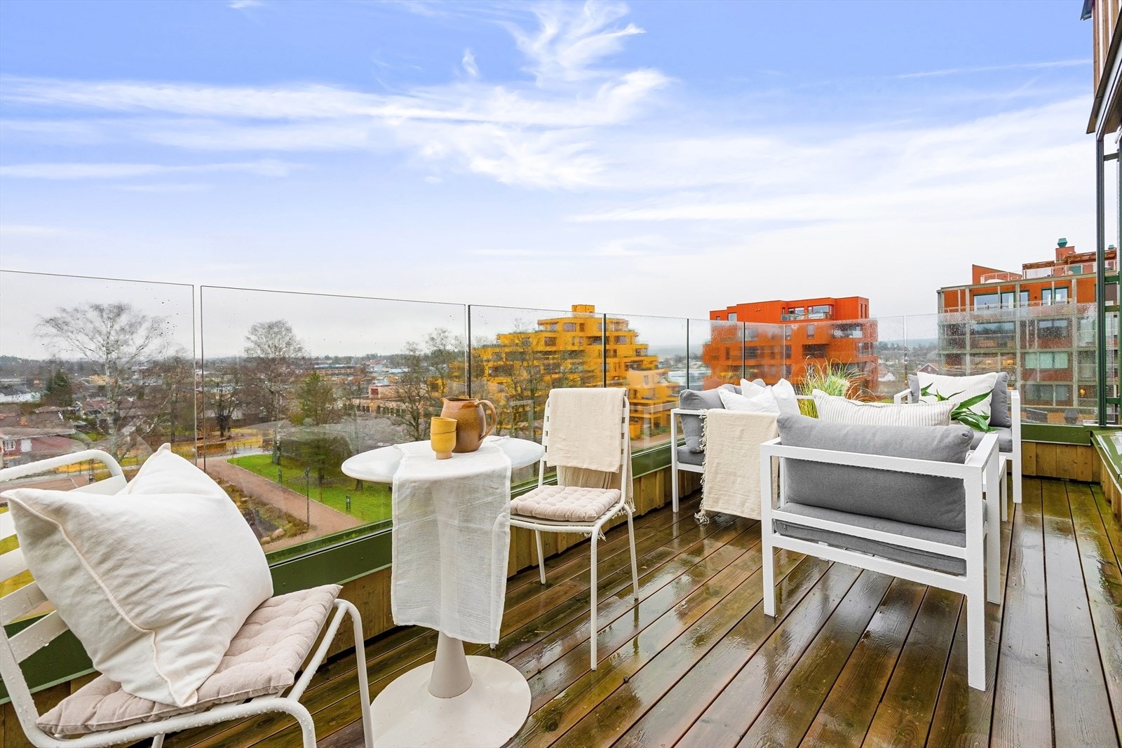 Her kan du nyte balkongens 12 kvm med gode møbleringsmuligheter. Galleribilde