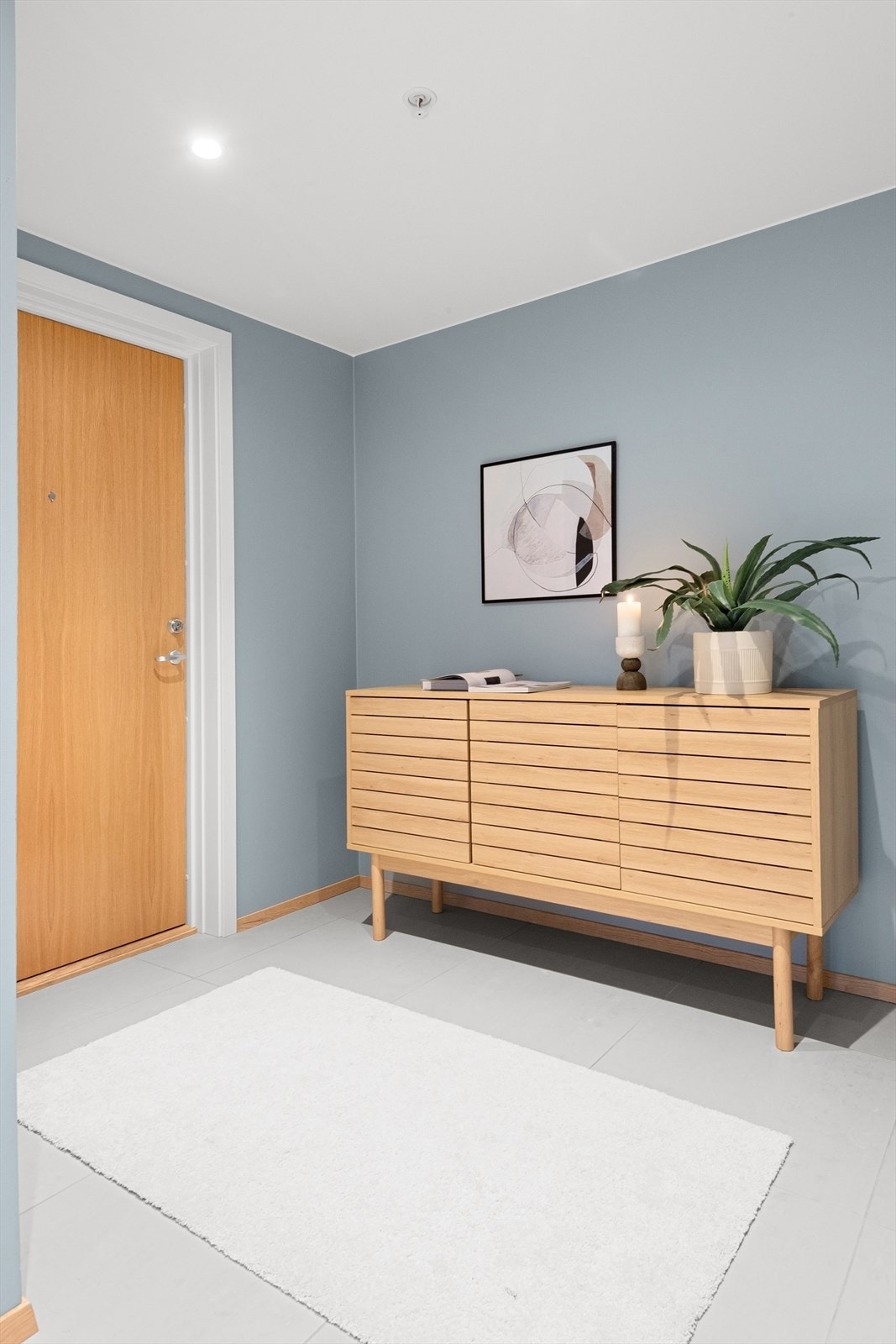 Vel innenfor døren blir du møtt av en lys og innbydende gang. Galleribilde