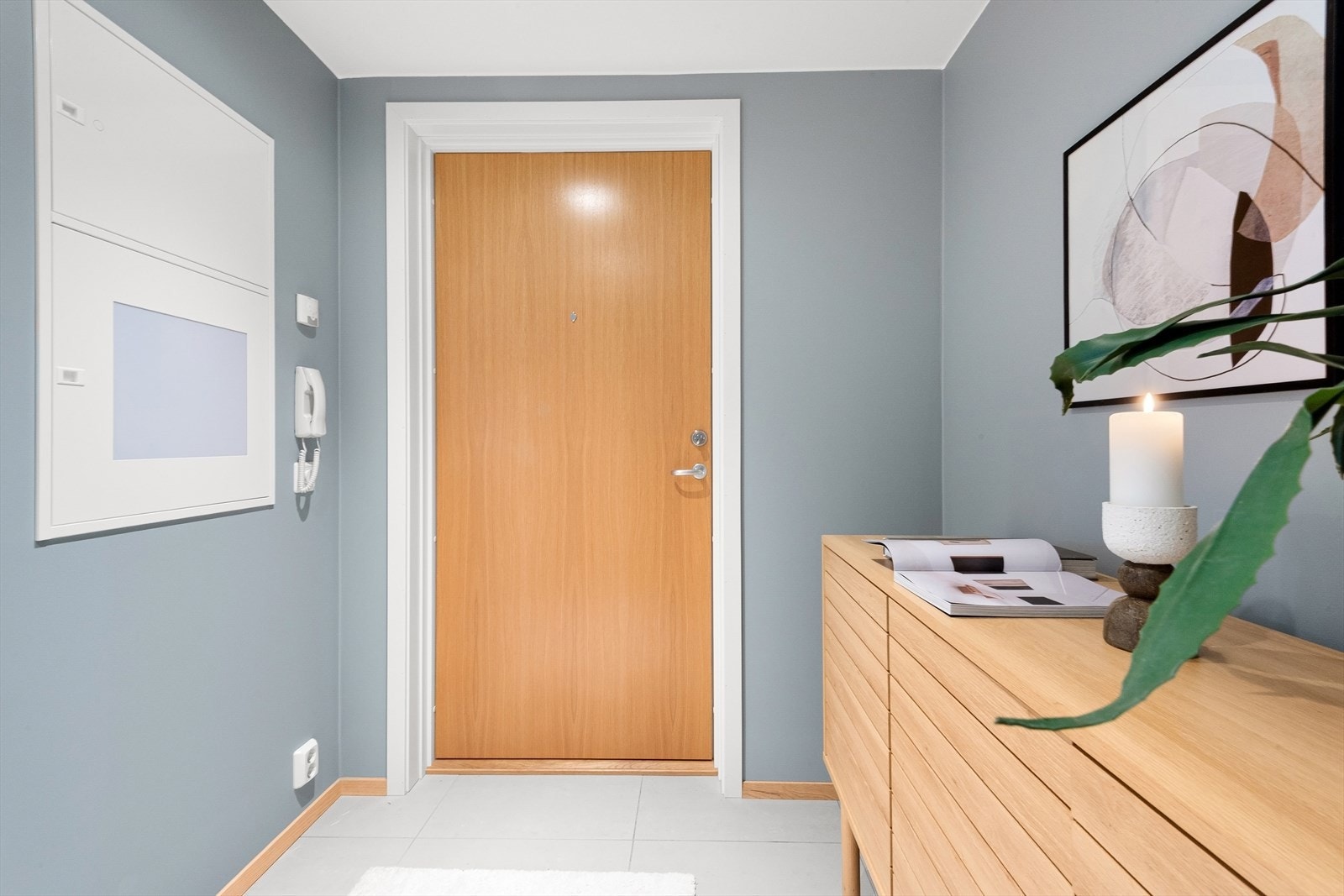 Her er det gode muligheter for garderobeskap, knaggrekker og hyller m.m Galleribilde