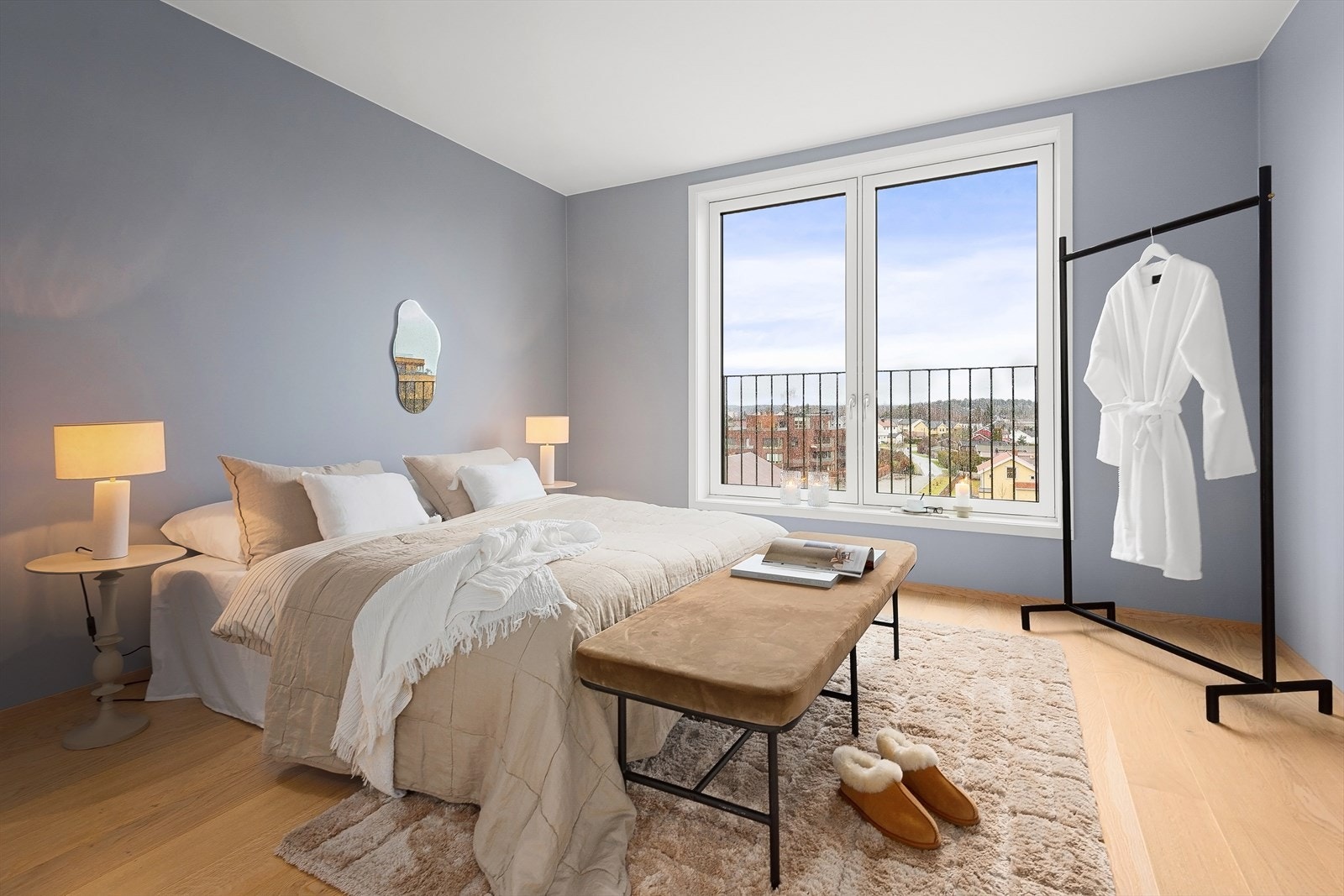 Hovedsoverommet har god plass, to vinduer med mulighet for åpning og fransk balkong, samt plass til dobbeltseng og skap. Galleribilde