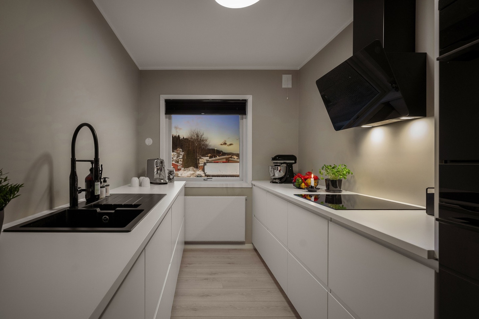 Flott kjøkken som er ny oppusset i 2020 med lyse, glatte fronter og integrerte hvitevarerer Galleribilde