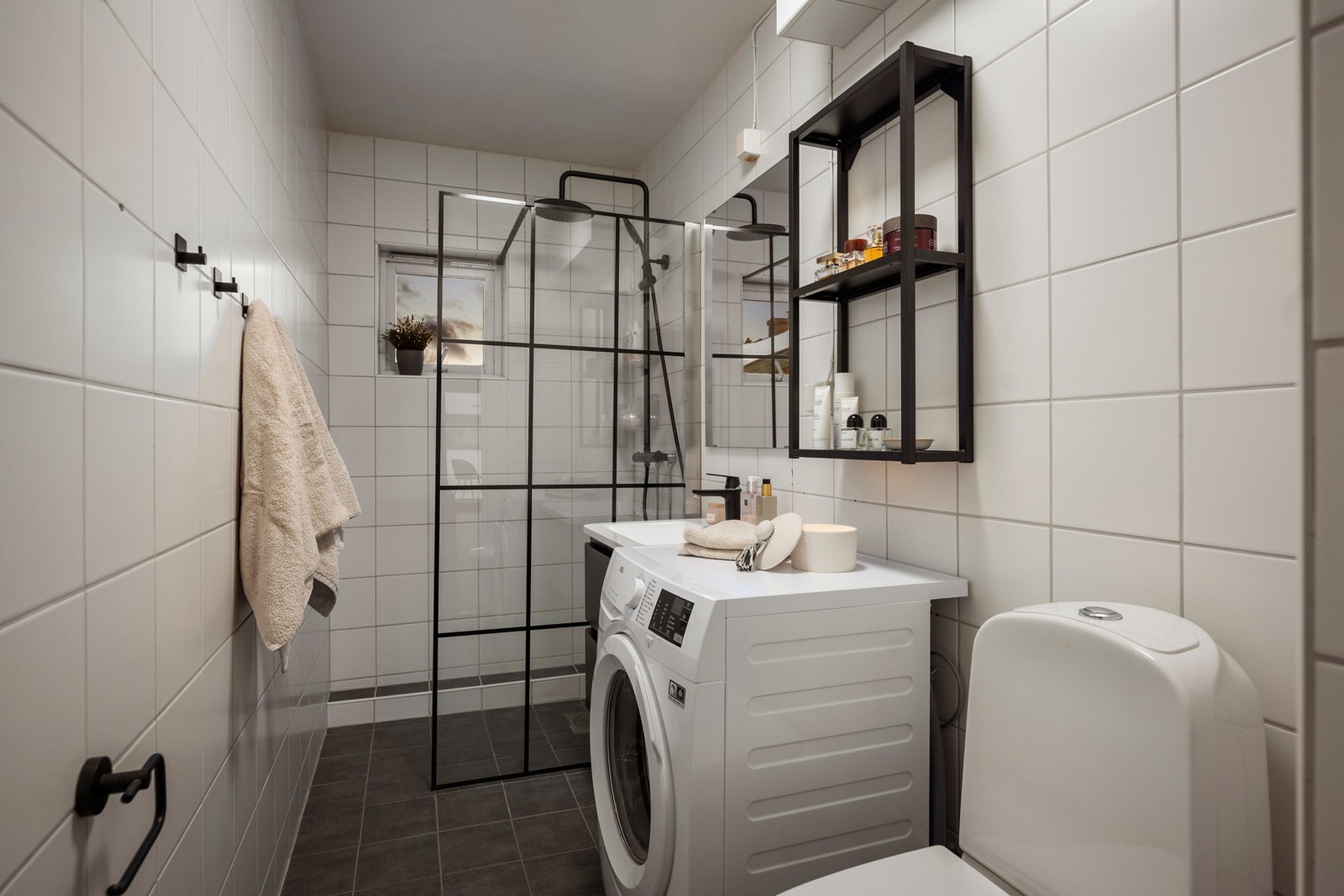 Fint og lyst flislagt bad med nye baderomsinnredninger fra 2020 Galleribilde