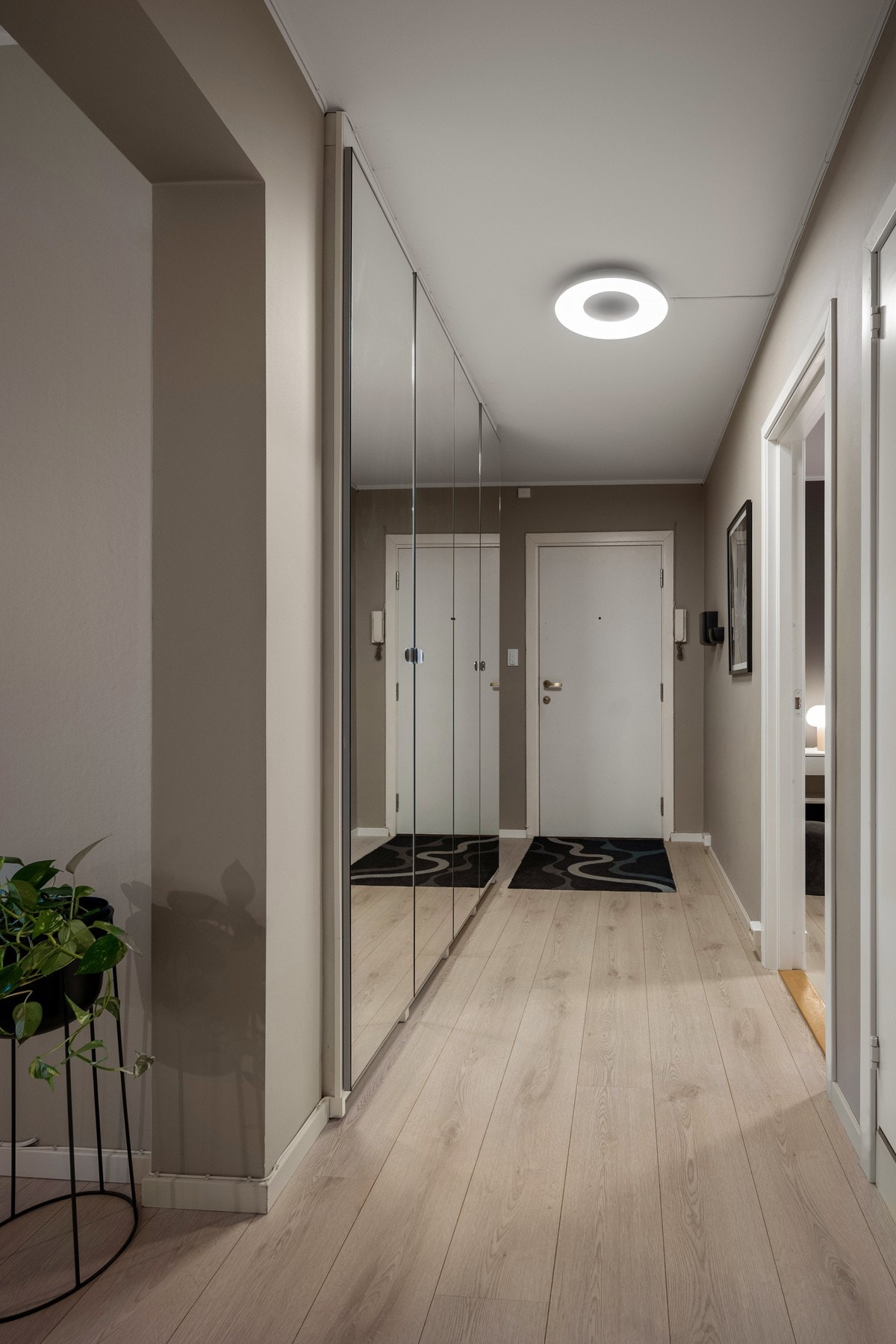 Stort garderobeskap med speildører som gir godt med oppbevaringsplass Galleribilde