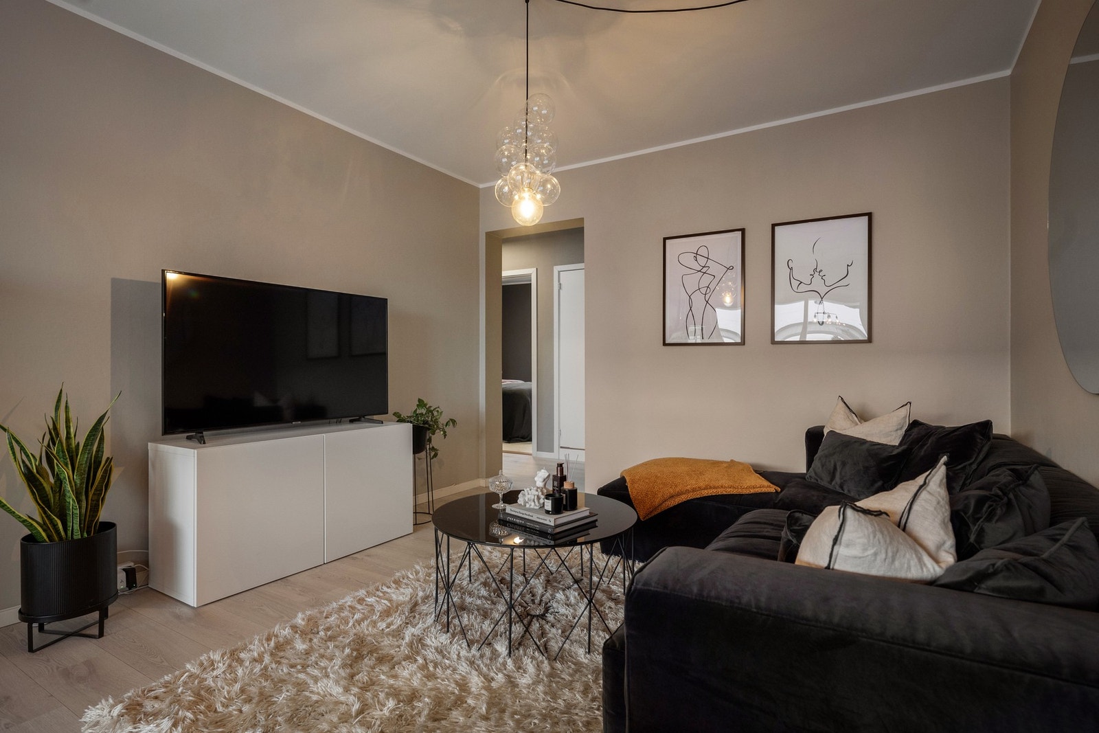 Rommet har flott utførsel med de slette veggene og moderne fargevalget Galleribilde