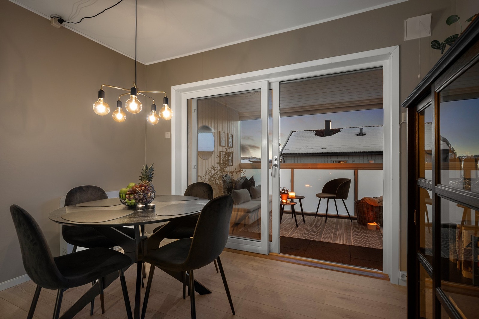 Fra stuen har du tilgang til din egen innglasset balkong Galleribilde