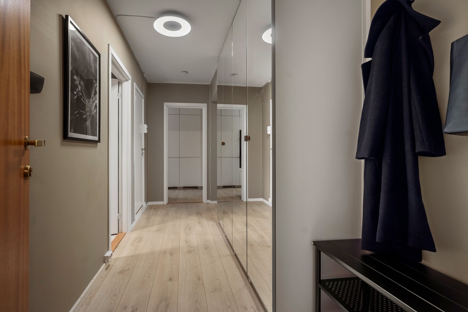 Entreen gir et flott og moderne førstegangs inntrykk av leiligheten Galleribilde